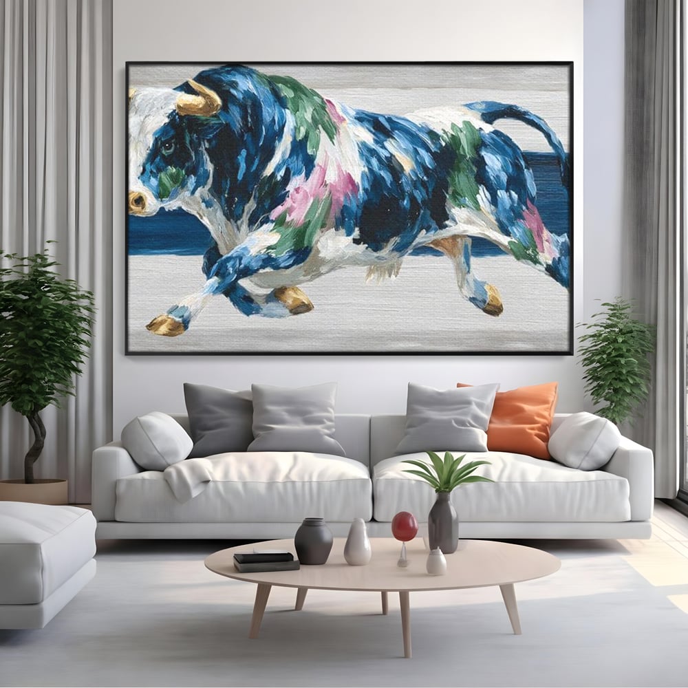 Tablou canvas cu tablou canvas pictura taur in miscare, in rama de aluminiu negru, pe perete intr-un living